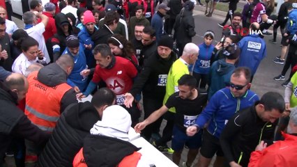Sporcular Elazığ depreminde hayatını kaybedenler anısına siyah bantla koştular