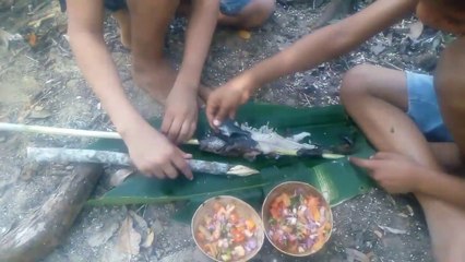 supervivencia - ninos comiendo pescado asado - yo soy deiser