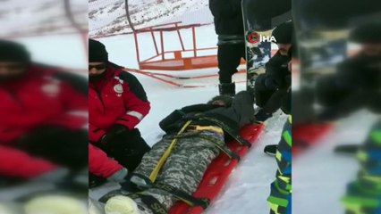 Düşerek yaralanan kayakçı hastaneye kaldırıldı