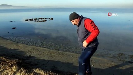 Burhaniye’de denizin çekilmesi endişelendirdi