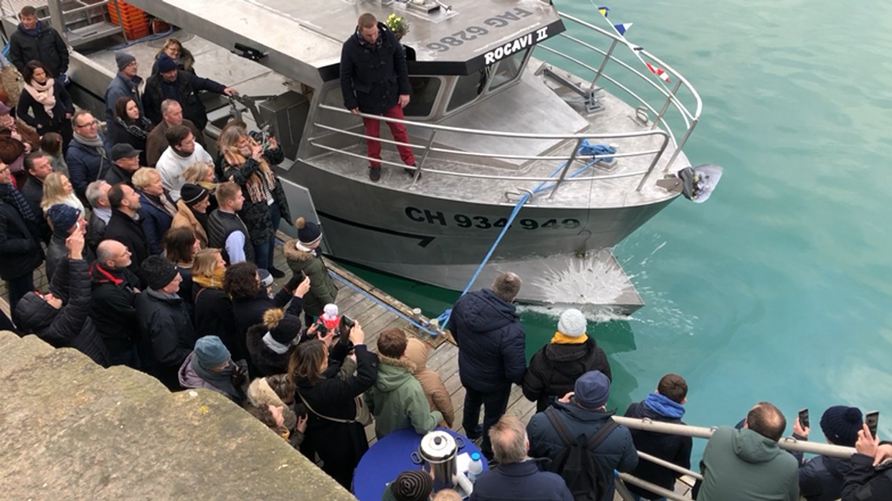 Granville. Le bateau de pêche Rocavi II baptisé dans le port