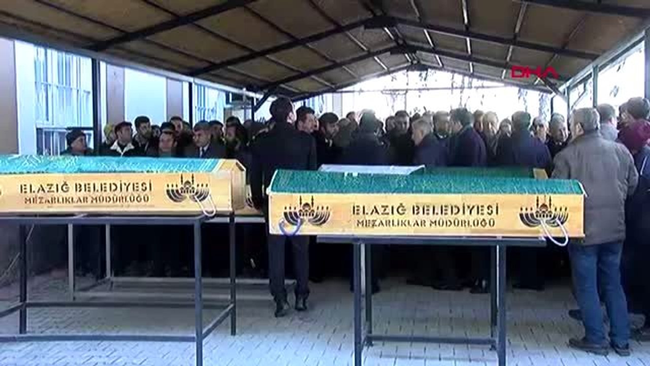 Elazığ kışla camisi'nden depremde hayatını kaybedenler için cenaze töreni