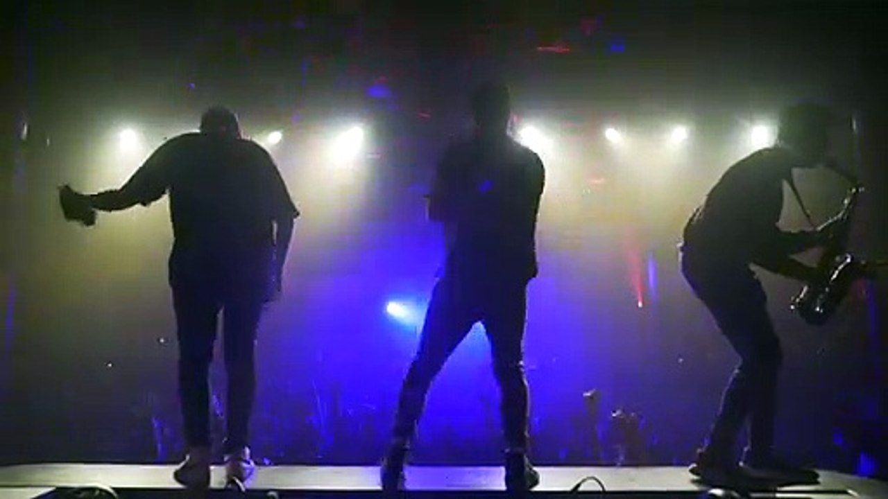 Le DJ avait pas prévenu le Saxophoniste... Paillettes !