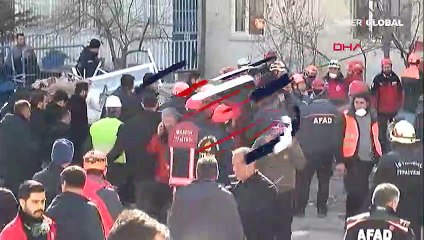 Yan yatan bina Bakan Kurum yanından geçtiği sırada sallandı