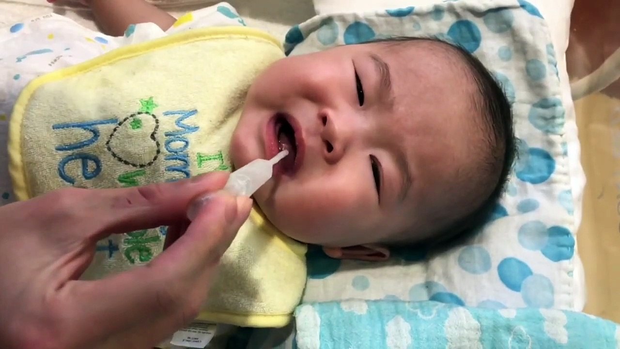 【修正4ヵ月】苦いお薬を飲む表情が可愛い
