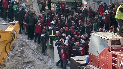 Dilek sitesindeki enkazdan bir kişinin cansız bedenine daha ulaşıldı