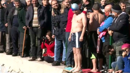 Soğuk havada buz gibi suya girdiler