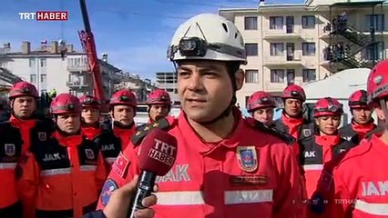 2,5 yaşındaki çocuk ve annesini kurtaran ekip TRT Haber'e konuştu