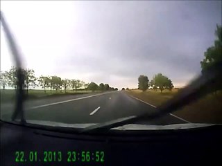 La foudre s'abat sur un arbre en bord de route