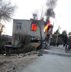 Sobadan çıkan kıvılcım evi yaktı