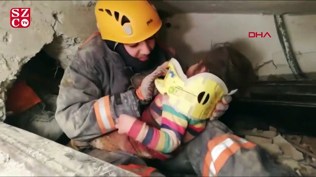 Enkazdan annesiyle kurtarılan minik Yüsra, 'acıyor' diye seslenmiş!