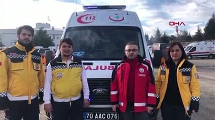 Deprem bölgesinde, sağlıkçılar için ambulans kapısına meyve poşeti astılar