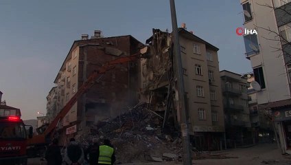 Elazığ'da 11 kişiye mezar olan bina enkazı kaldırılıyor