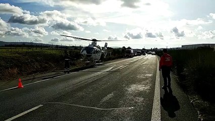 Evacuación en helicóptero de uno de los heridos en un accidente en Barásoain