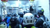 홍콩 시위대, '신종 코로나' 격리시설에 화염병 투척 / YTN