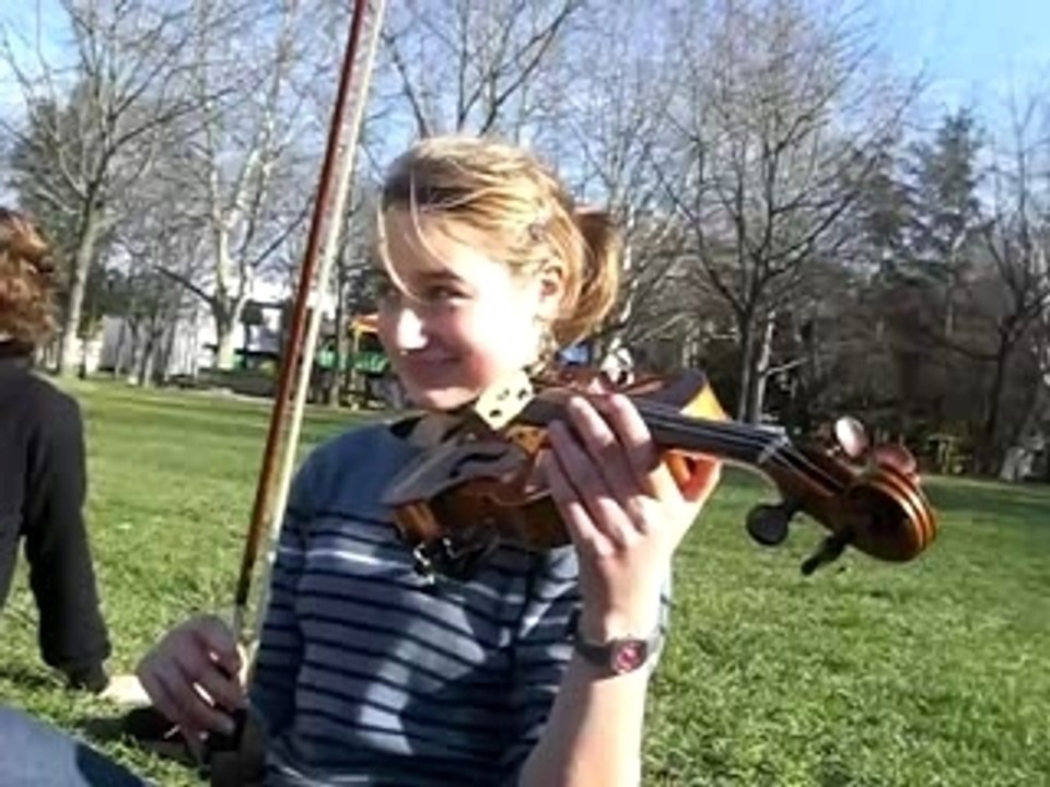 Anna , elle gère au violon (L)