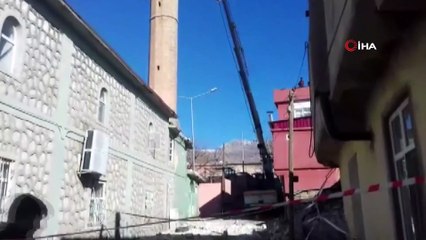 Depremde hasar gören minarenin yıkımına başlandı