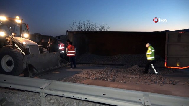 Ankara-Samsun kara yolunda tır devrildi, kilometrelerce araç kuyruğu oluştu