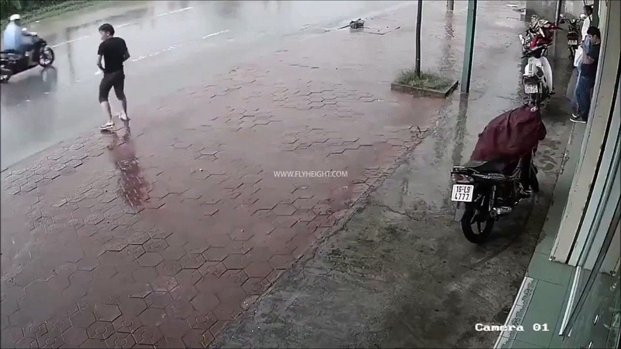 Il soulage une petite envie en bord de route et va le regretter