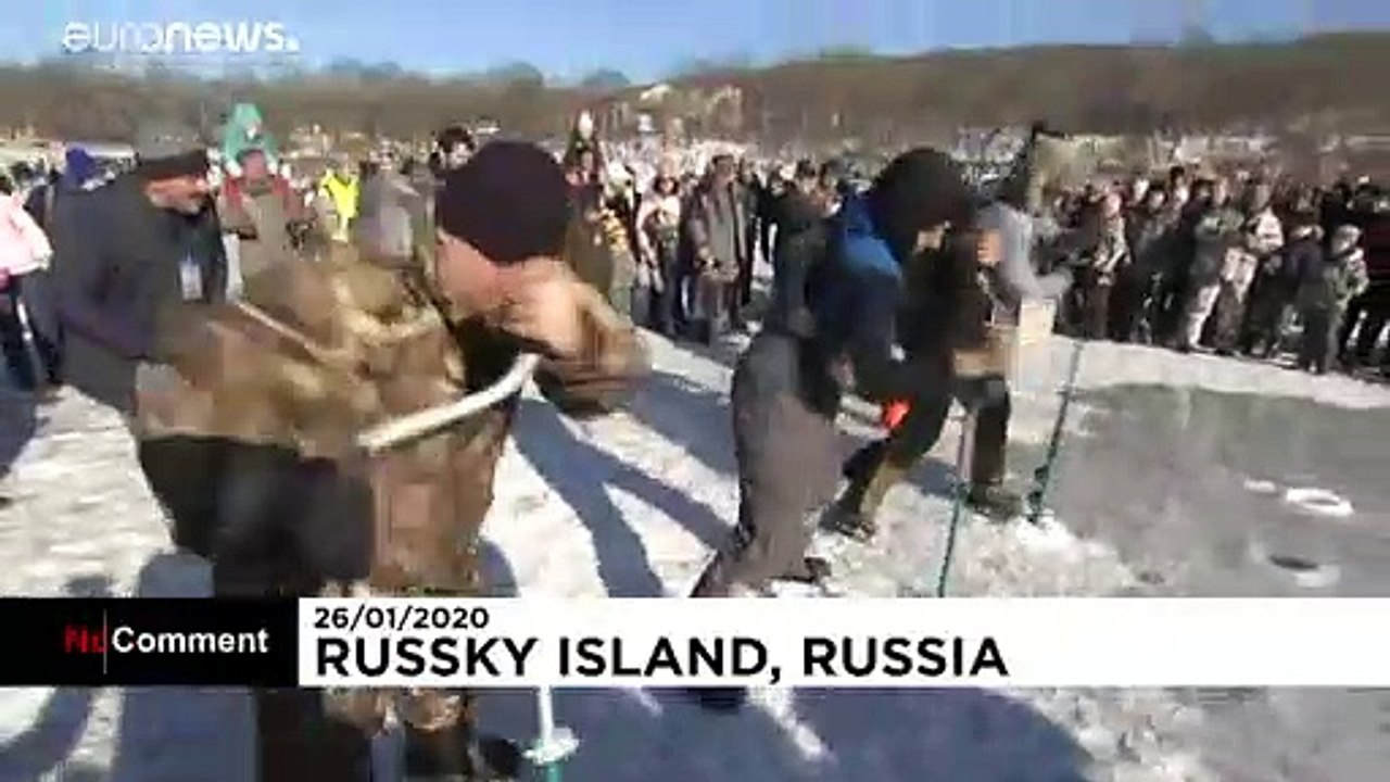 Russland: Um die Wette Fische durch die Eisdecke angeln
