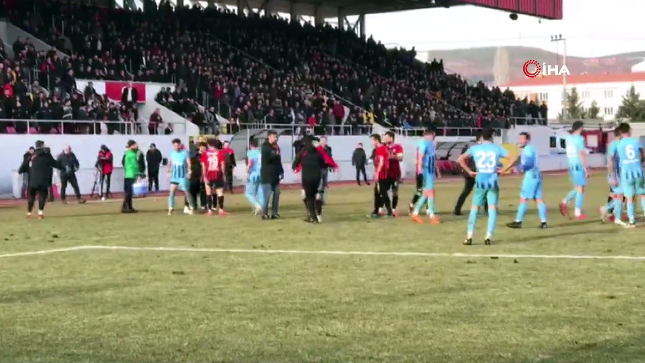 Kütahya'da olaylı maç, bir polis memuru başından yaralandı