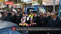مدير وقيادات أمن مطروح يوزعون الحلوى والورود على المواطنين احتفالا بعيد الشرطة