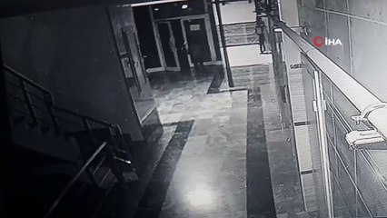 Deprem sırasından bir sitede yaşanan panik anları kamerada