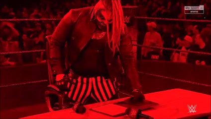 (ITA) The Fiend firma con il sangue il contratto per lo Strap Match con Daniel Bryan (WWE SMACKDOWN 24/01/2020)