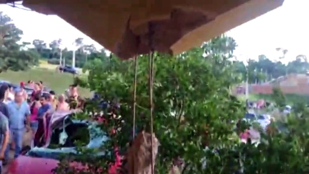 Carro invade pátio de residência e criança fica ferida em grave acidente, em Toledo