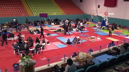 Depremzedeler geceyi spor salonunda geçiriyor