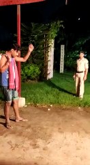 पुलिस ने दारू ले जा रहे युवक को हिरासत में लिया देखिए कैसे भगा लड़का (Polishe Saraab Le Ja Rahe Ladke Ko Dande se Pitai ki