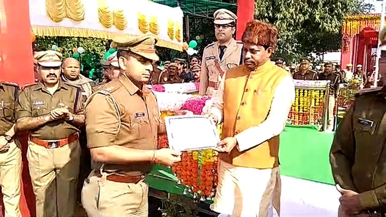 सांसद ने पुलिसकर्मियों को प्रशस्ति पत्र देकर कि...