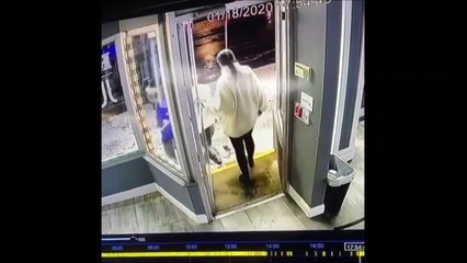 Ces 3 filles vont regretter d'être sorti par temps de pluie