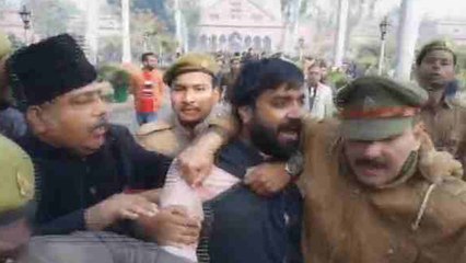 एएमयू में छात्रों ने लगाए वीसी गो-बैक के नारे