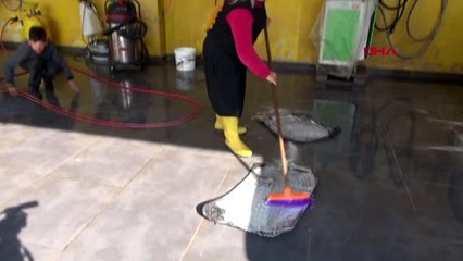 Hatay eşinden ayrıldı, oto yıkayarak 3 çocuğuna bakıyor