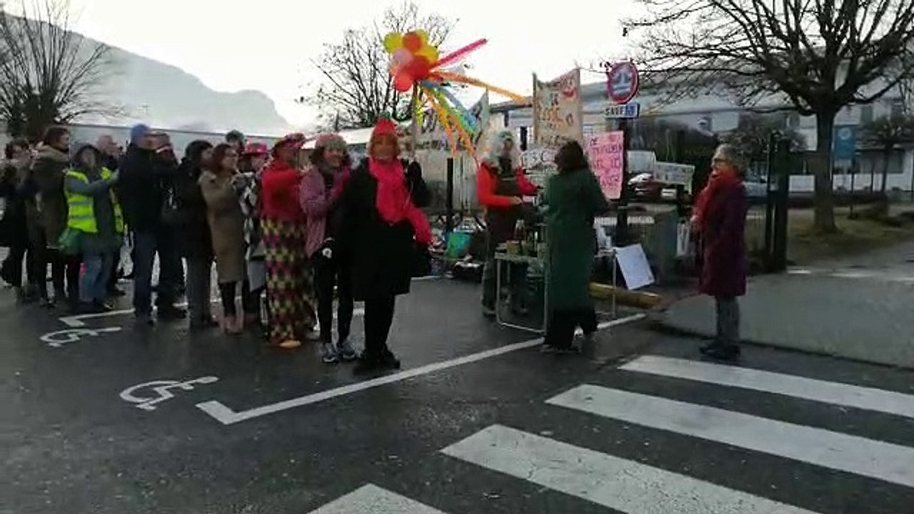 La Ravoire : les professeurs se déguisent en clowns pour dénoncer les nouvelles épreuves du bac