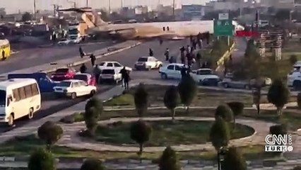 Son dakika... İran'da bir yolcu uçağı şehir merkezindeki karayoluna acil iniş yaptı