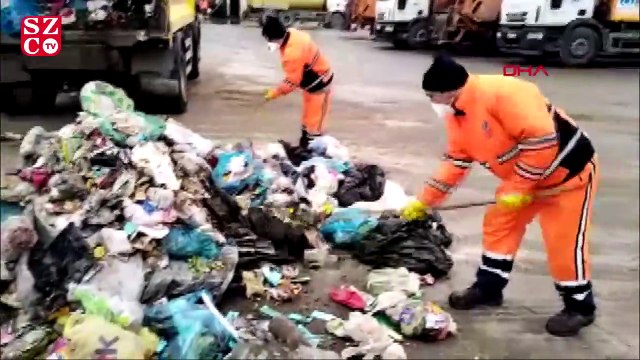 Çöpe atılan parayı bulup sahibine teslim ettiler