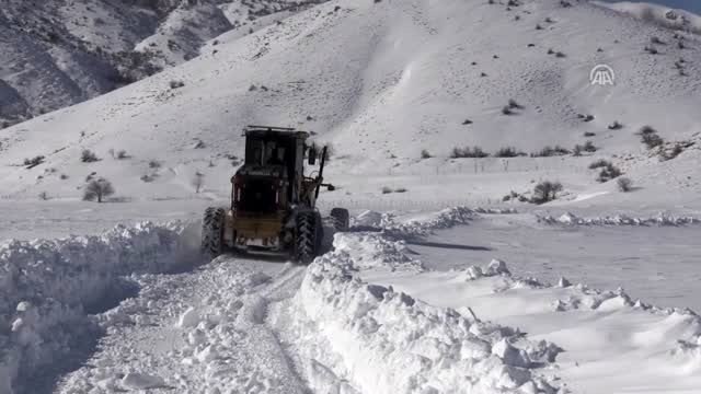 Van, Bitlis ve Hakkari'de kardan kapanan 93 yol açıldı