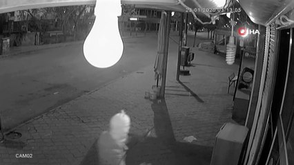 Marketten sigara çalan hırsızlar kamerada