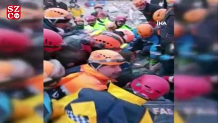 Oğlu bulunmadan enkazdan çıkmadı...