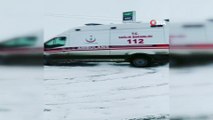 Ambulansla karlı zeminde drift