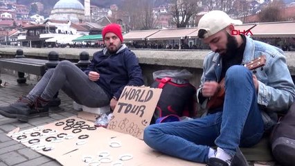 Türk kardeşler, otostopla balkanlar'ı geziyor