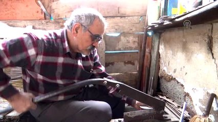 Dedesinden yadigar aletlerle 65 yıldır nalbantlık yapıyor