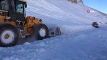 Van- Bahçesaray yolunda kar nedeniyle kapanan yolları açma çalışmaları devam ediyor