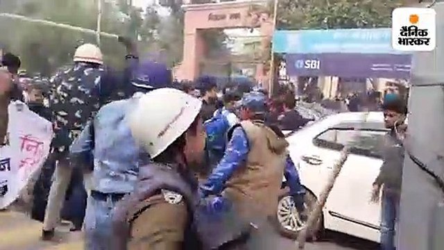 पुलिस ने प्रदर्शन कर रहे बिजली कर्मचारियों को पीटा