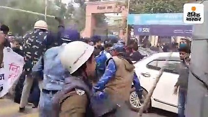 पुलिस ने प्रदर्शन कर रहे बिजली कर्मचारियों को पीटा