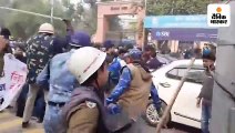 निजीकरण के खिलाफ बिजली विभाग के कर्मचारियों ने विरोध प्रदर्शन किया, पुलिस ने दौड़ा-दौड़ा कर पीटा