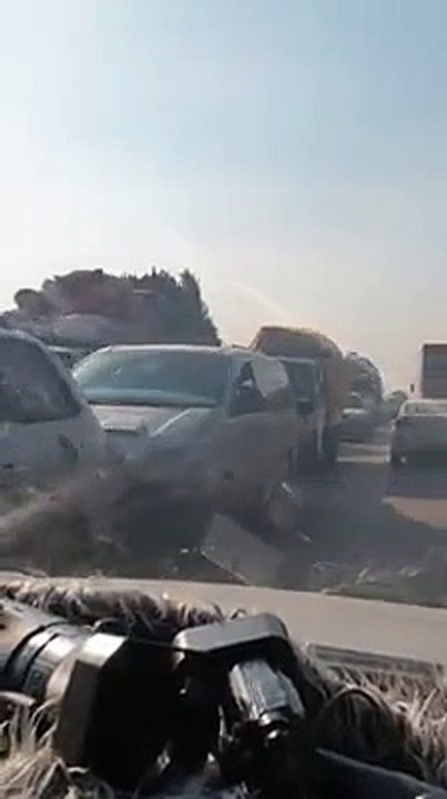 حركة نزوح كثيفة من ريف إدلب باتجاه الحدود مع تركيا   (فيديو)