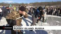 برگزاری جشنواره ماهی‌گیری از دریاچه یخ‌زده در روسیه
